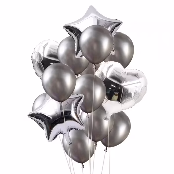 Set de 14 baloane argintii format din baloane folie metalizata in forma de inima si stea, alaturi de baloane din latex argintiu, grupate intr-un buchet festiv elegant