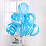 Set de baloane din latex cu aspect marmorat in nuante de albastru si alb prezentand un model abstract fluid