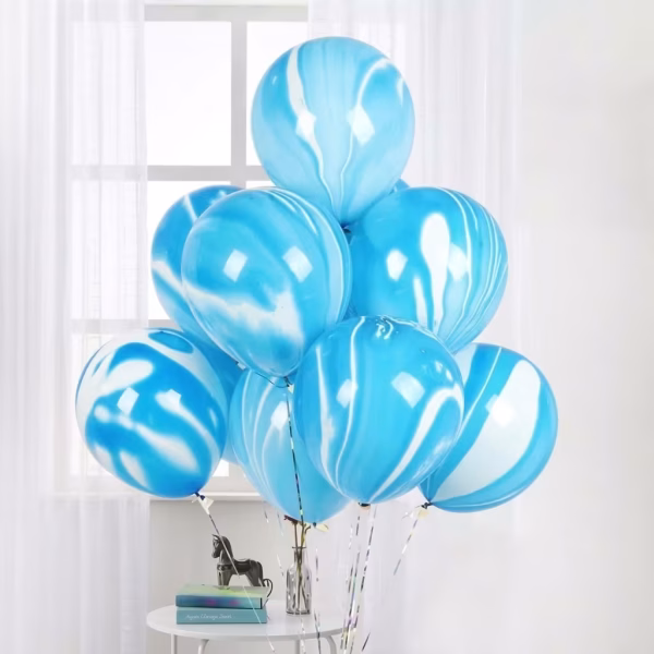 Set de baloane din latex cu aspect marmorat in nuante de albastru si alb prezentand un model abstract fluid