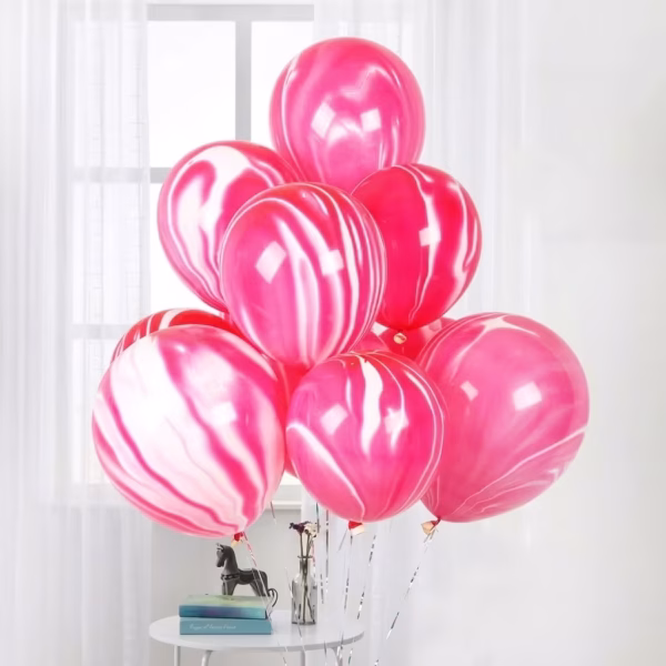 Set de baloane din latex cu aspect marmorat in nuante intense de rosu si alb prezentand un model abstract fluid