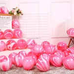 Set de baloane din latex cu aspect marmorat in nuante intense de rosu si alb prezentand un model abstract fluid