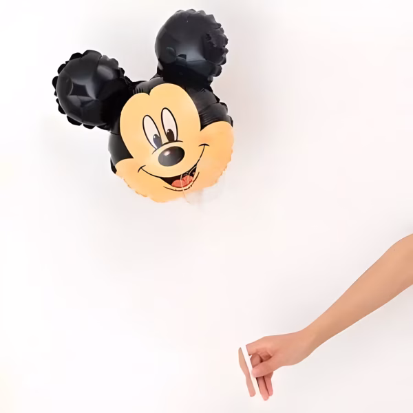 Balon din folie decupat in forma capului lui Mickey Mouse cu urechi negre rotunde ochi mari nas proeminent si fata zambitoare