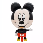 Balon din folie decupat in forma figurinei Mickey Mouse cu un cap supradimensionat zambind larg si aratand cu o mana in lateral purtand pantaloni scurti rosii cu nasturi albi manusi albe si pantofi galbeni