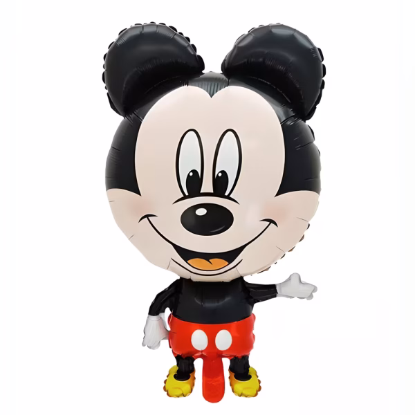 Balon din folie decupat in forma figurinei Mickey Mouse cu un cap supradimensionat zambind larg si aratand cu o mana in lateral purtand pantaloni scurti rosii cu nasturi albi manusi albe si pantofi galbeni