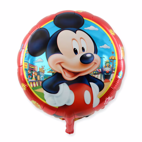 Balon rotund din folie ilustrandu-l pe Mickey Mouse zambind avand in spate un fundal de parc de distractii cu corturi si jocuri incadrat de o margine rosie groasa decorata cu flori galbene si albe