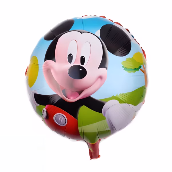 Balon rotund din folie ilustrandu-l pe Mickey Mouse zambind in prim-plan imbracat in pantaloni rosii cu nasturi albi si manusi albe pe un fundal de natura cu cer albastru soare dealuri verzi si un copac