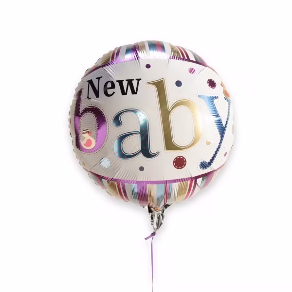Balon din folie de forma rotunda avand un fundal alb si o margine decorativa in dungi metalizate pe care este imprimat central mesajul New baby cu litere multicolore stilizate