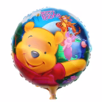 Balon rotund din folie ilustrandu-l pe Winnie the Pooh in prim-plan zambind alaturi de prietenii sai Tigger Piglet si magarusu Eeyore pe un fundal de padure cu iarba verde cer albastru si logo-ul Winnie the Pooh