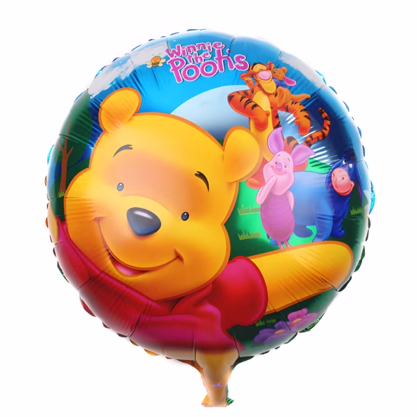 Balon rotund din folie ilustrandu-l pe Winnie the Pooh in prim-plan zambind alaturi de prietenii sai Tigger Piglet si magarusu Eeyore pe un fundal de padure cu iarba verde cer albastru si logo-ul Winnie the Pooh