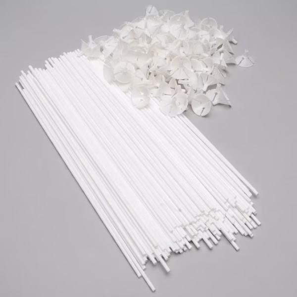 bete cu rozeta pentru baloane latex O multime de bete si rozete din plastic alb, cu lungimea de 39 cm, utilizate pentru sustinerea baloanelor din latex umflate cu aer.