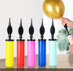 Pompa Manuala Dublu Sens Pentru Umflat Baloane Latex si Folie Pompa manuala dublu sens in culori variate, cu varf conic universal pentru umflarea rapida a baloanelor din latex si folie.
