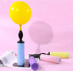 Pompa Manuala Dublu Sens Pentru Umflat Baloane Latex si Folie Pompa manuala dublu sens in culori variate, cu varf conic universal pentru umflarea rapida a baloanelor din latex si folie.