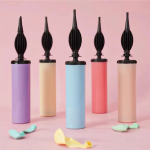 Pompa Manuala Dublu Sens Pentru Umflat Baloane Latex si Folie Pompa manuala dublu sens in culori variate, cu varf conic universal pentru umflarea rapida a baloanelor din latex si folie.