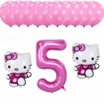 Set festiv format din 13 baloane, incluzând zece baloane din latex roz cu buline albe, un balon din folie gigant în formă de cifra 5 de culoare roz metalizat și două baloane din folie tip figurină reprezentând personajul Hello Kitty purtând rochițe fucsia