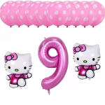 Set festiv format din 13 baloane, incluzând zece baloane din latex roz cu buline albe, un balon din folie gigant în formă de cifra 9 de culoare roz metalizat și două baloane din folie tip figurină reprezentând personajul Hello Kitty purtând rochițe fucsia