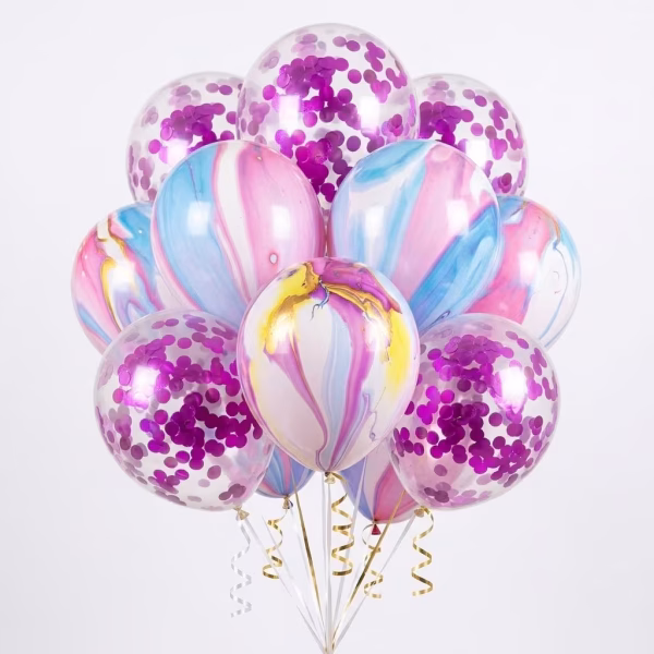 Buchet format din 10 baloane din latex combinand nuante marmorate pastelate de roz albastru si galben cu baloane transparente umplute cu confetti roz intens