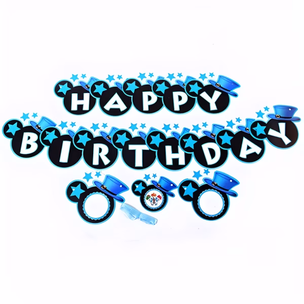 Banner din carton format din litere albe care compun mesajul Happy Birthday incadrate in siluete de cap Mickey Mouse negre cu contur albastru decorate cu stelute si palarii elegante albastre