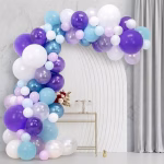 Arcada din baloane asamblata in culorile mov turcoaz bleu si alb cu accente transparente prezentata intr un decor rafinat de eveniment