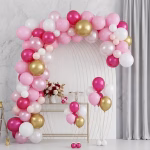 Arcada din baloane asamblata in culorile roz deschis roz inchis alb auriu chrome si ivoire prezentata intr un decor rafinat de petrecere