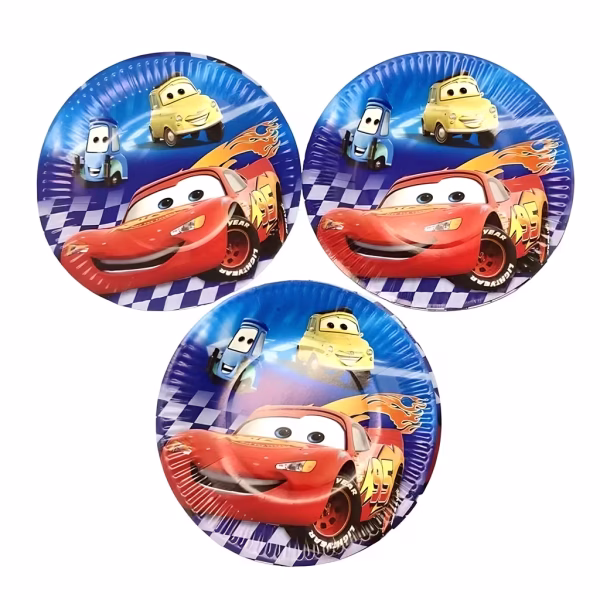 Set 10 Farfurii Carton Cars Fulger McQueen Set de farfurii desert din carton pentru petrecere, diametru 18 cm, imprimate cu personajele Fulger McQueen, Luigi si Guido din Cars, pe un fundal albastru cu steag de cursa.