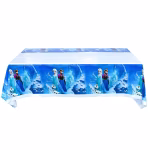 Fata de masa din plastic cu imprimeu tematic Frozen Elsa Anna si Olaf pe fundal albastru de gheata asezata pe o masa festiva
