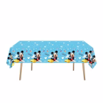 Fata de masa din plastic cu imprimeu tematic Mickey Mouse avand centrul albastru deschis cu inimioare si bordura cu indragitul personaj Disney asezata pe o masa festiva