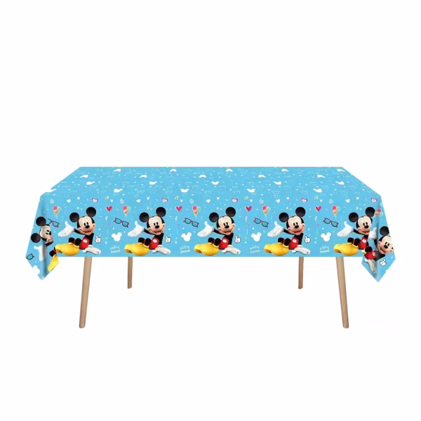 Fata de masa din plastic cu imprimeu tematic Mickey Mouse avand centrul albastru deschis cu inimioare si bordura cu indragitul personaj Disney asezata pe o masa festiva