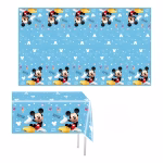 Fata de masa din plastic cu imprimeu tematic Mickey Mouse avand centrul albastru deschis cu inimioare si bordura cu indragitul personaj Disney asezata pe o masa festiva