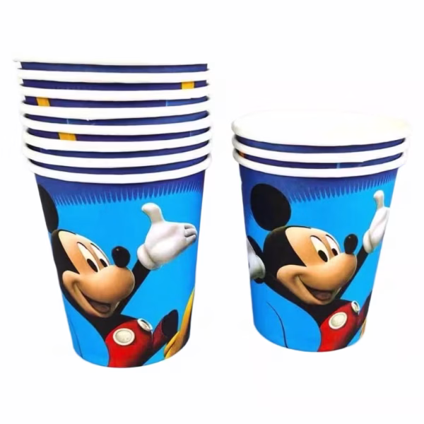 Pahare din carton cu imprimeu Mickey Mouse ilustrand personajul Disney cu un brat ridicat pe un fundal albastru in degrade cu margine superioara alba