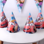 Set 5 Coifuri Cars Fulger McQueen 20x14 cm Set de coifuri pentru petrecere din carton, dimensiune 20 pe 14 cm, cu imprimeu Cars ilustrandu-l pe Fulger McQueen.
