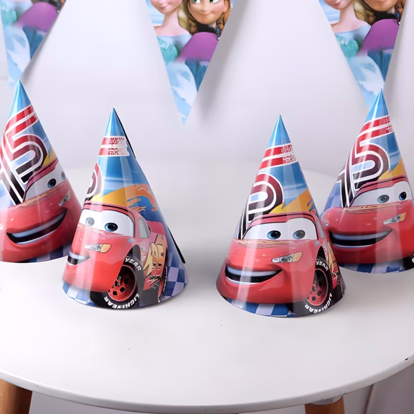 Set 5 Coifuri Cars Fulger McQueen 20x14 cm Set de coifuri pentru petrecere din carton, dimensiune 20 pe 14 cm, cu imprimeu Cars ilustrandu-l pe Fulger McQueen.