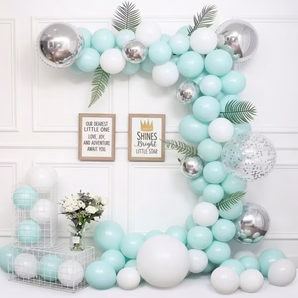 arcada baloane turcoaz Aranjament tip arcada organica din baloane in nuante de turcoaz si alb, accesorizat cu sfere gigant din folie argintie, un balon cu confetti si frunze verzi artificiale.