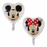 Balon din folie in forma de inima avand un fundal alb luminos ce ilustreaza pe o parte chipul zambitor al lui Mickey Mouse si pe cealalta parte chipul lui Minnie Mouse accesorizat cu o funda rosie cu buline albe