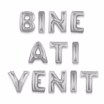 Banner format din baloane din folie metalizata de culoare argintie care formeaza mesajul Bine Ati Venit suspendate elegant pe trei randuri