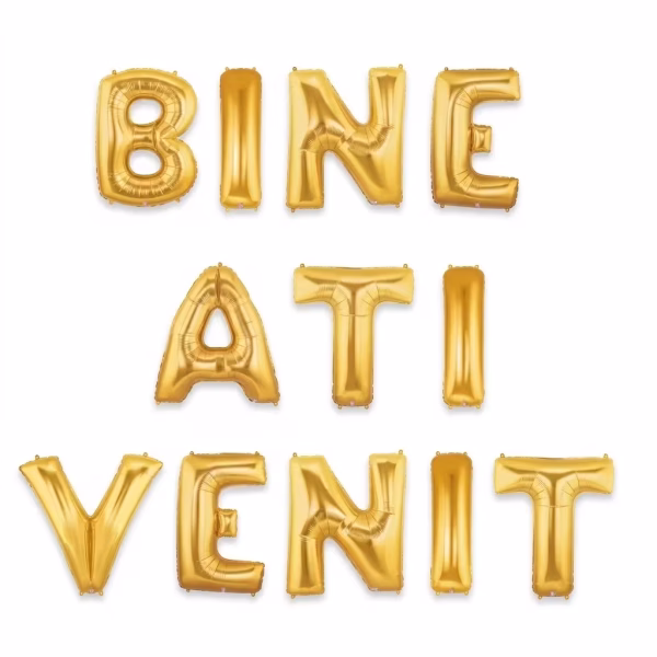 Banner format din baloane din folie metalizata de culoare aurie care formeaza mesajul Bine Ati Venit suspendate elegant pe trei randuri