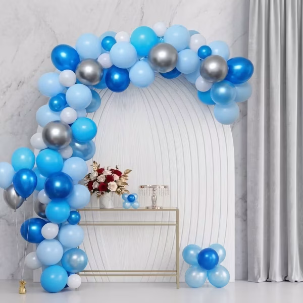 Arcada din baloane asamblata in culorile albastru intens bleu deschis alb si argintiu prezentata intr un decor elegant de petrecere