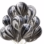 Set de baloane din latex cu aspect marmorat in nuante elegante de negru si alb prezentand un model abstract fluid