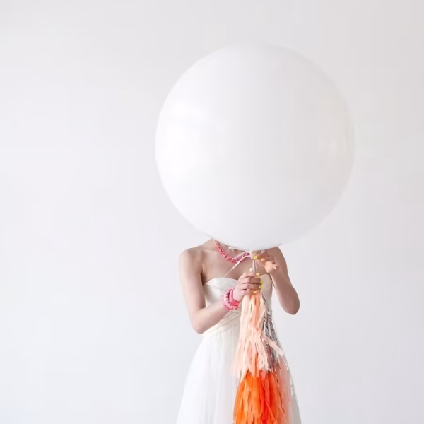 balon latex jumbo alb 90 cm Balon din latex de dimensiuni uriese, forma rotunda, 90 cm, culoare alb pur, ideal pentru aranjamente elegante de nunta, botez si sedinte foto.