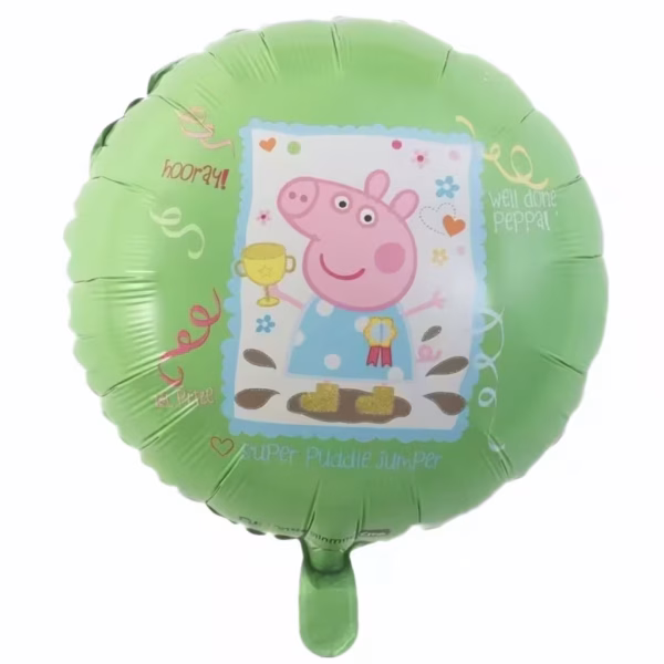 Balon din folie rotund cu fundal verde ilustrand-o central pe Peppa Pig intr-o rochita albastra cu buline albe si cizme galbene sarind intr-o baltoaca de noroi in timp ce tine un trofeu alaturi de textele hooray si sUPer Puddle Jumper