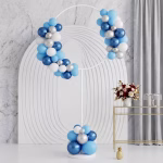 Aranjament asimetric din baloane albastre bleu albe si argintii montat pe un suport circular alb asezat elegant in decor