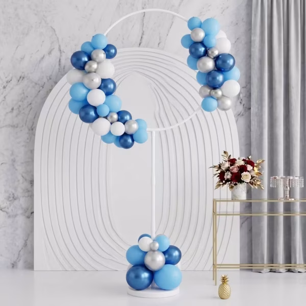 Aranjament asimetric din baloane albastre bleu albe si argintii montat pe un suport circular alb asezat elegant in decor