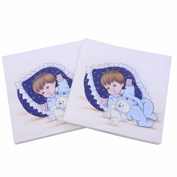 Servetele de masa decorate cu ilustratia unui bebelus baietel si a unui ursulet de plus pe o perna albastra