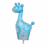 Balon din folie figurina in forma de girafa de culoare albastra cu pete deschise si silueta unui pui de girafa imprimata pe corp alaturi de mesajul It's a Boy cu litere albe