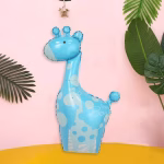 Balon din folie figurina in forma de girafa de culoare albastra cu pete deschise si silueta unui pui de girafa imprimata pe corp alaturi de mesajul It's a Boy cu litere albe