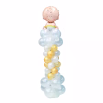Patru suporturi tip stalp pentru baloane decorate elegant cu baloane din latex roz si albe impletite in spirala pe inaltimea coloanei si baloane din folie in forma de inima si stea asezate in varf