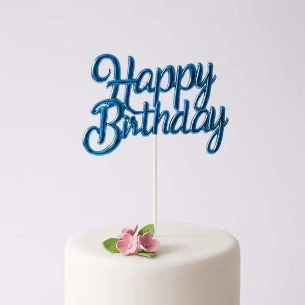 topper tort happy birthday blue Topper elegant din plastic lucios pentru tort, cu mesajul Happy Birthday in culoarea albastru metalizat, fixat pe un tort alb decorat la baza cu flori roz.