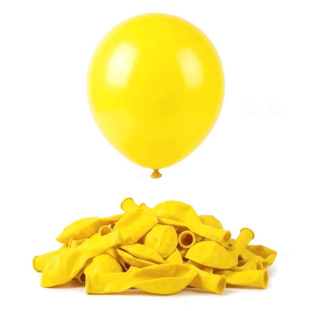 Un balon rotund din latex umflat, având o nuanță intensă și luminoasă de galben, așezat central deasupra unei grămezi de baloane galbene pliate și neumflate, pe un fundal alb neutru