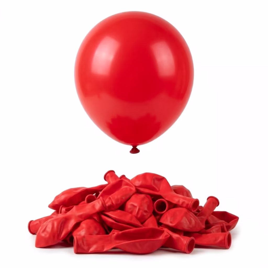 Un balon rotund din latex umflat, având o nuanță vibrantă și intensă de roșu clasic, așezat central deasupra unei grămezi de baloane roșii pliate și neumflate, pe un fundal alb neutru