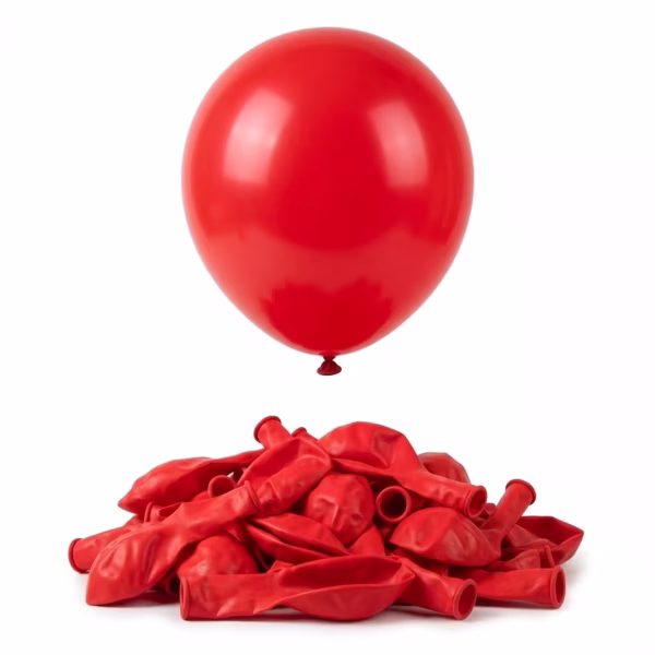 Un balon rotund din latex umflat, având o nuanță vibrantă și intensă de roșu clasic, așezat central deasupra unei grămezi de baloane roșii pliate și neumflate, pe un fundal alb neutru