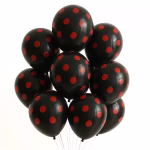 Set de 10 baloane din latex de culoare neagră, decorate cu buline roșii vibrante, aranjate sub forma unui buchet festiv plutitor